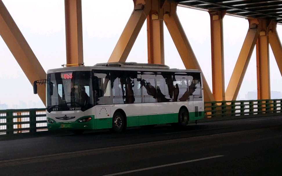 武汉公交653行驶在杨泗港长江大桥上