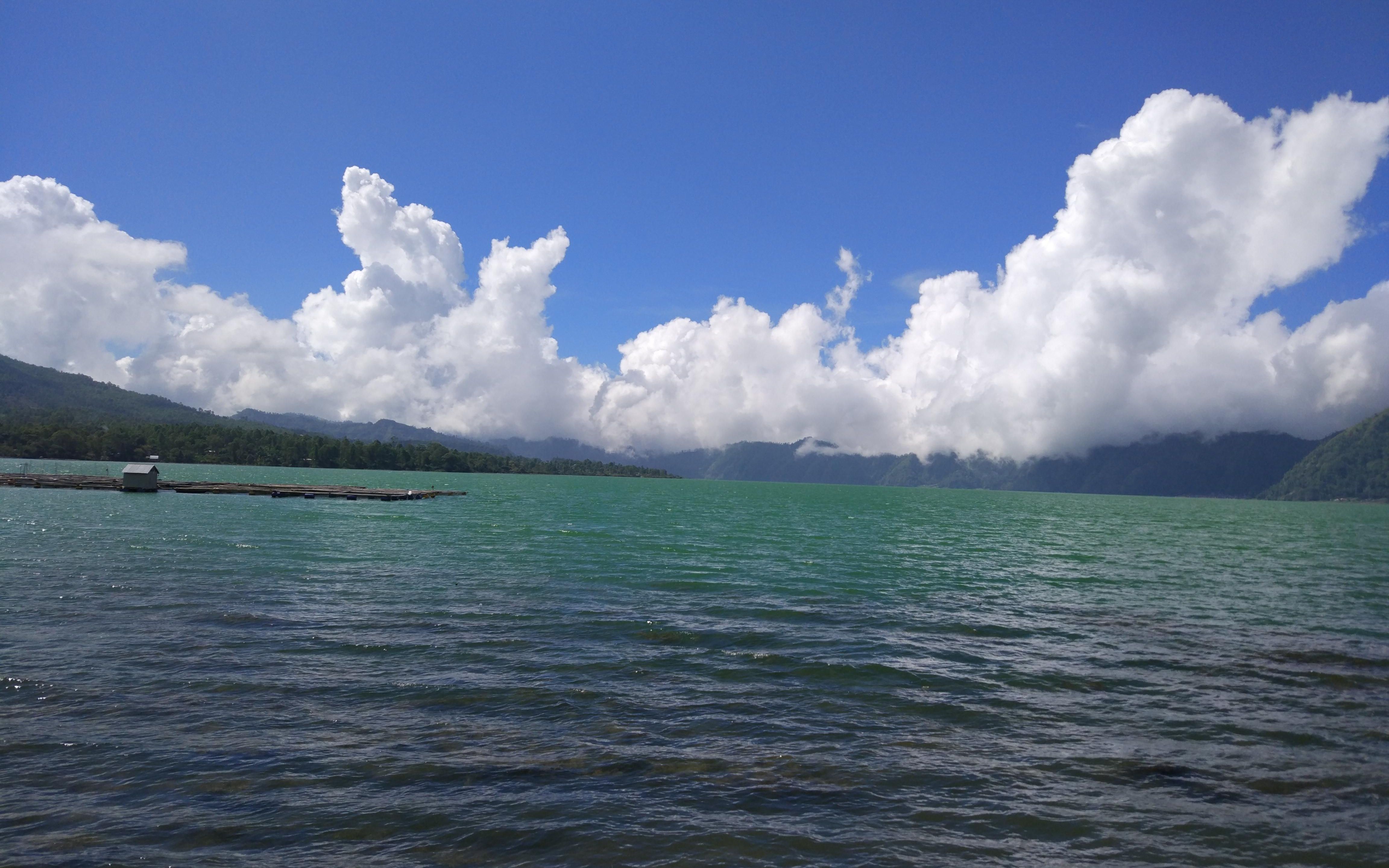 世界上最大的湖泊图片
