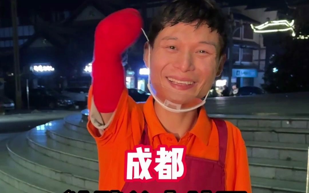 90后单亲独臂爸爸,靠摆摊炒面撑起一个家.