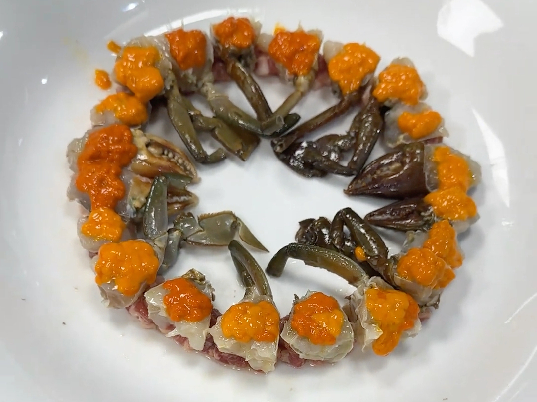 今天来教你们操作一道不一样的 膏蟹蒸肉饼!鲜甜美味,原汁原味!