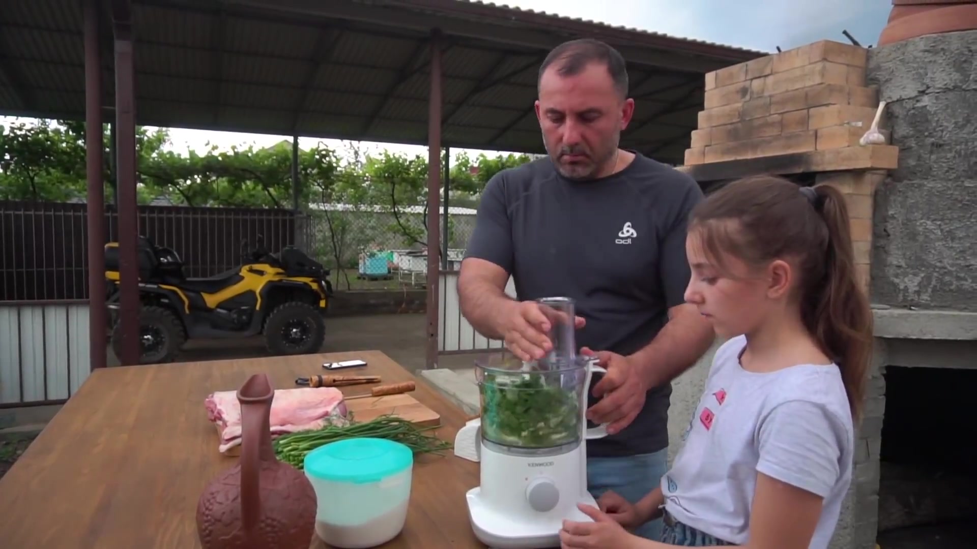 高加索大叔用小羊做肉卷!不错!美味!可以告诉你它很嫩