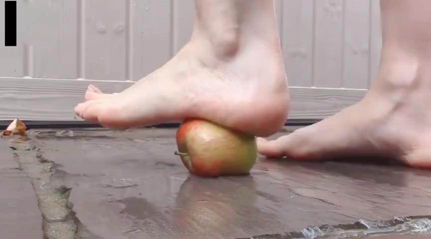 一个苹果到底能承受多少斤的重量,美女用脚踩苹果测试!
