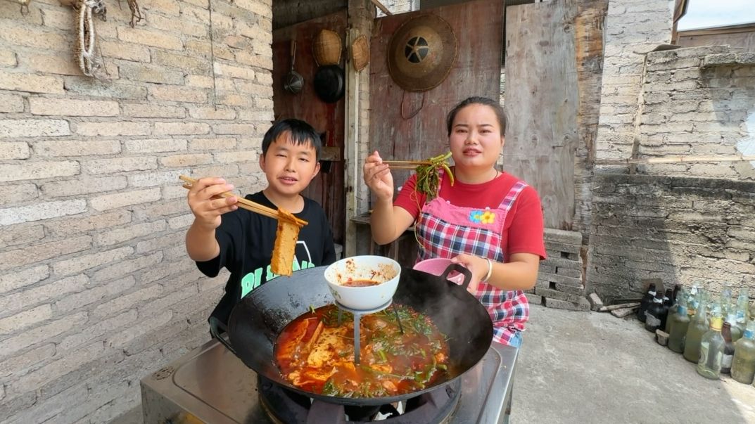 贵州豆豉火锅,锅底新鲜土猪肉现炒,刷新鲜瓜尖吃,太香了哔哩哔哩bilibili