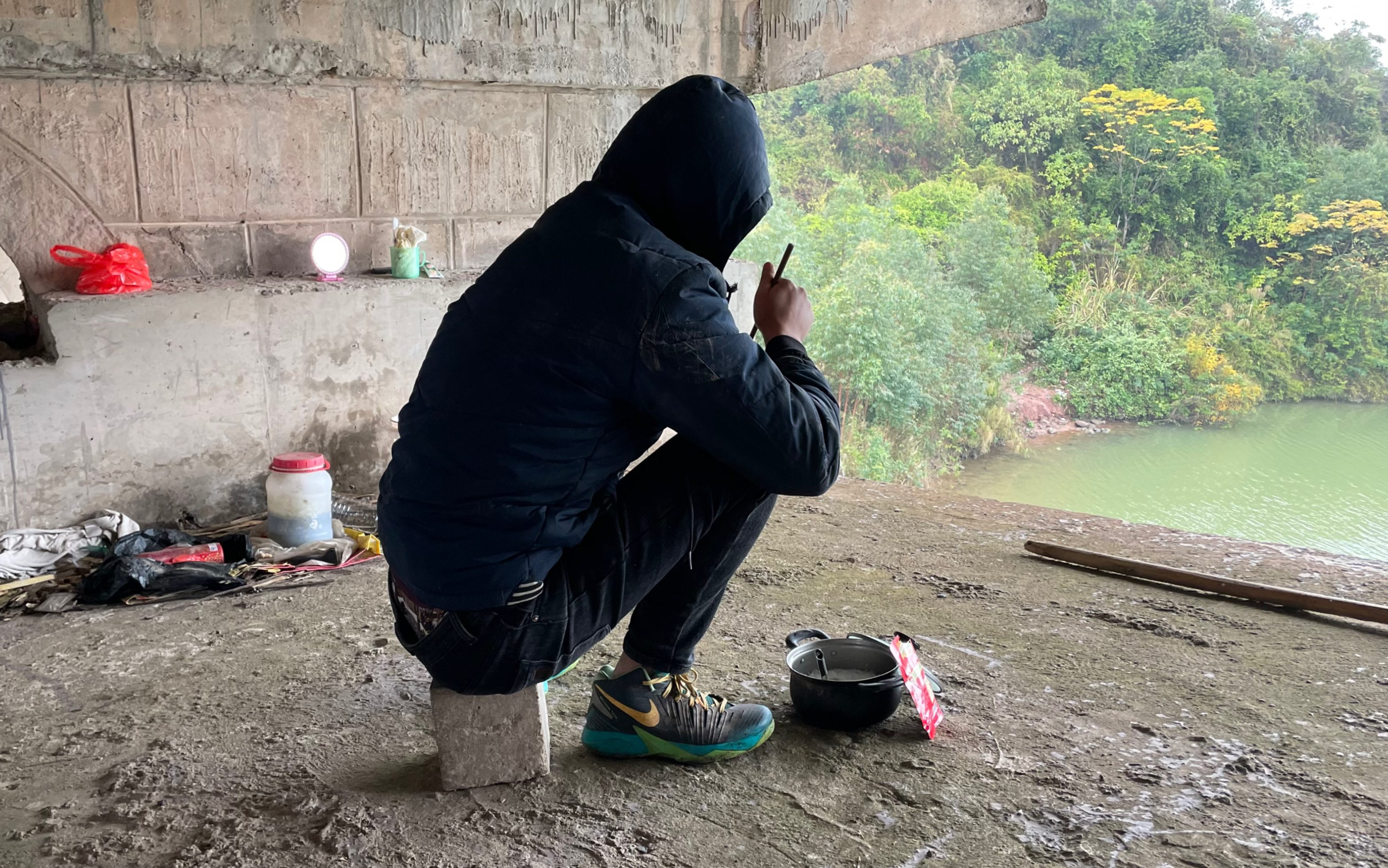 桥洞哥有家却不敢回,在桥洞上一睡就是十年,平时吃辣椒酱和咸菜