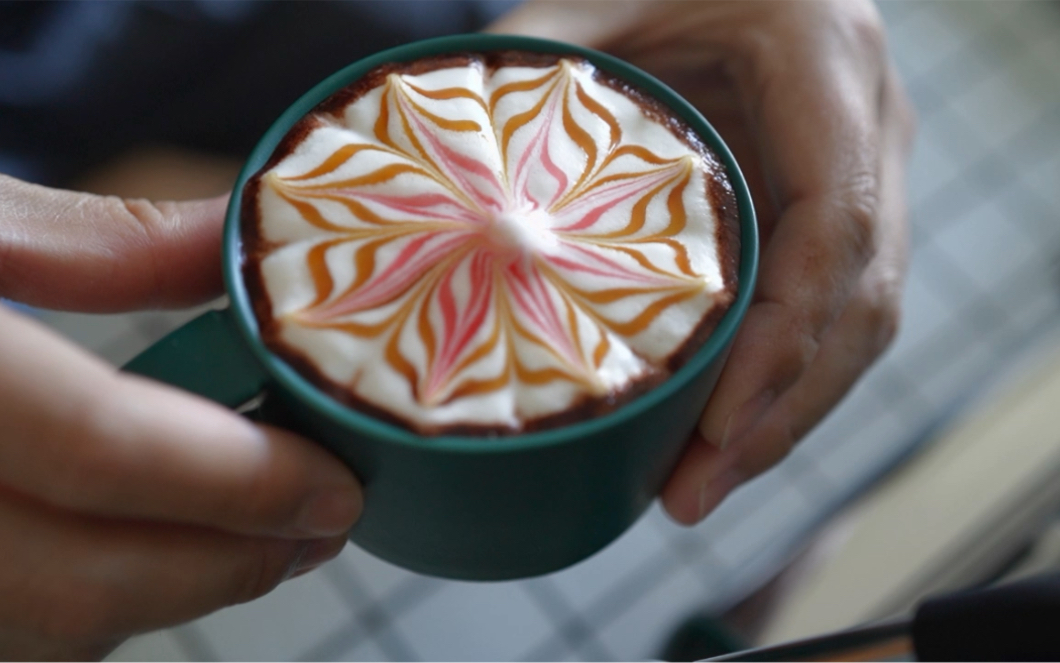 咖啡勾花?不,巧克力酱加水,盖上奶沫也可以!