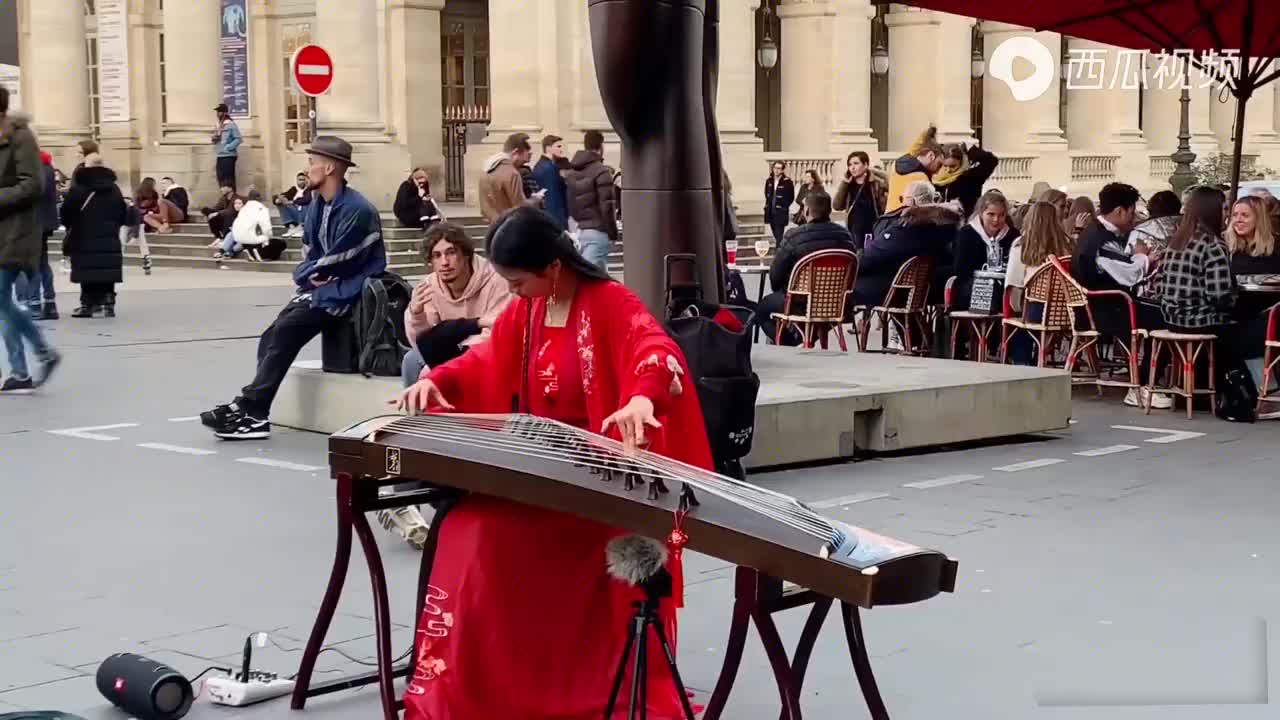 碰碰彭碰彭湖南女孩穿汉服在法国演奏古筝老外对中国更好奇了