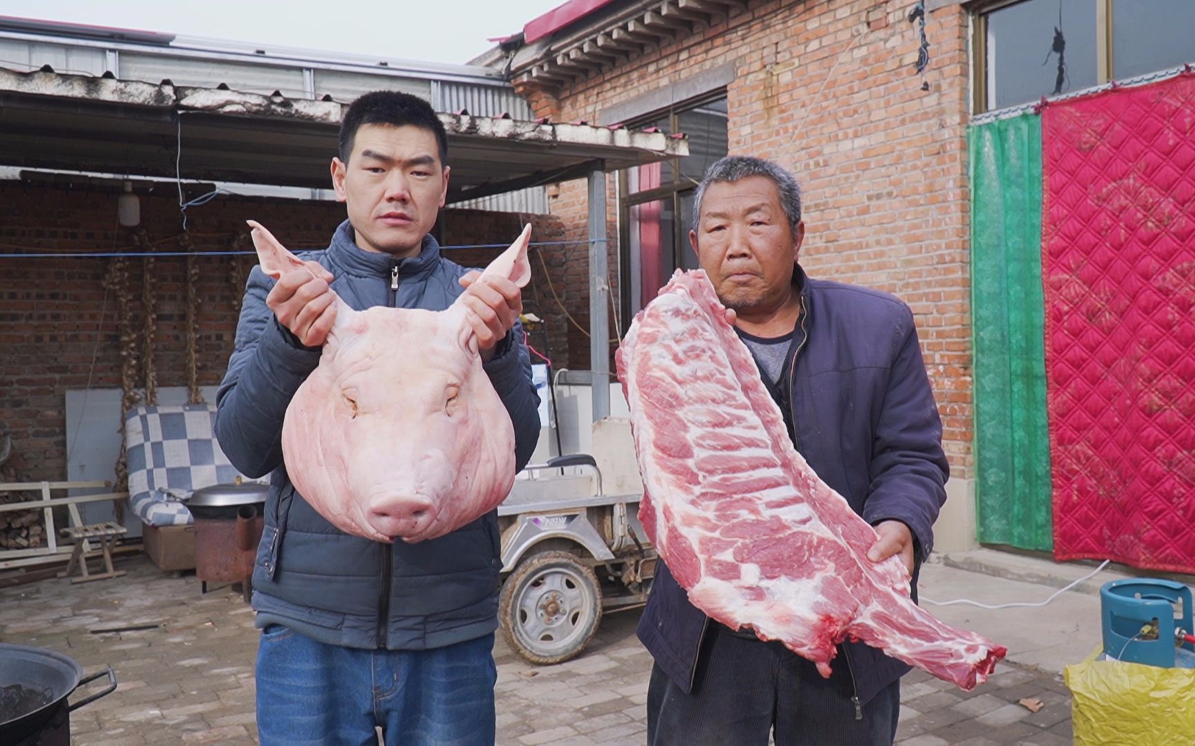 阿远做传统压猪头肉,先卤后压,压一晚上才成型,蘸蒜汁吃得有味