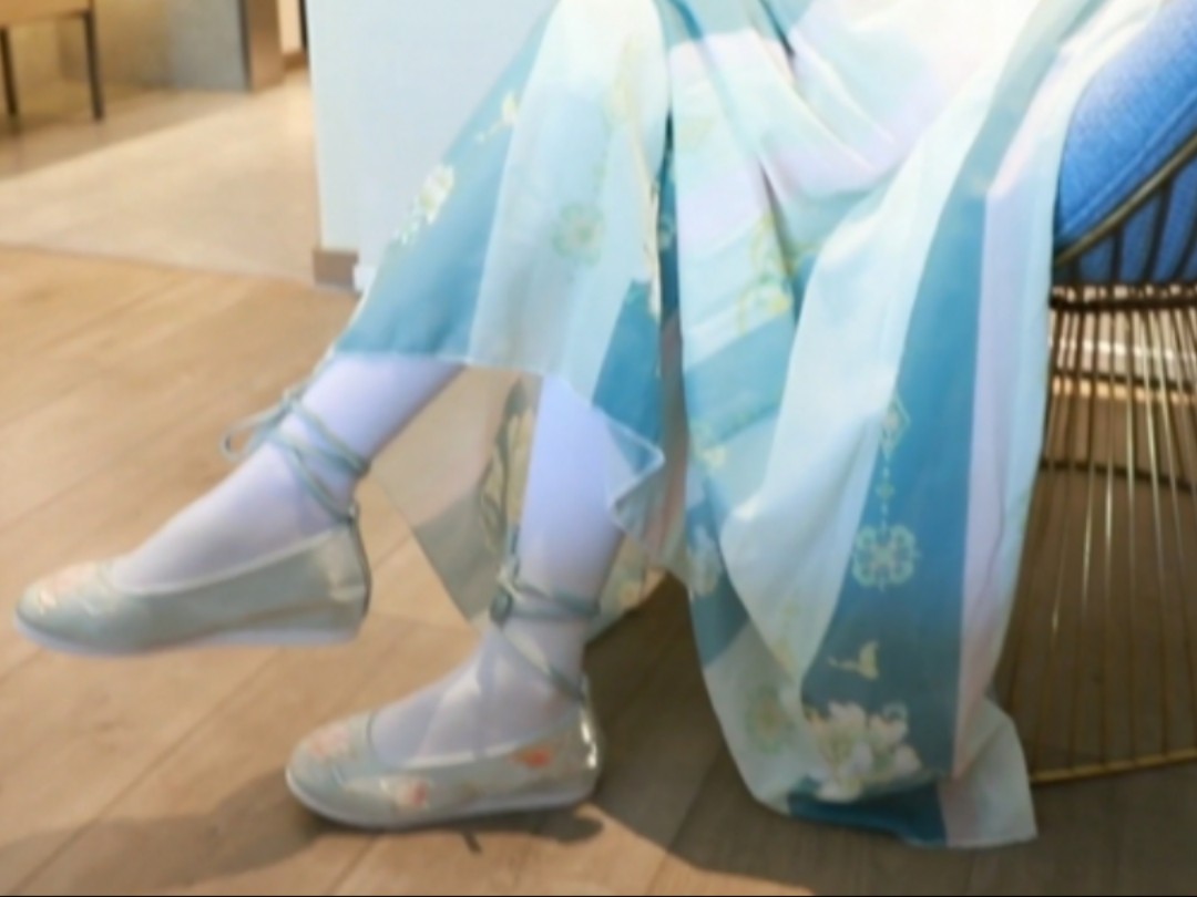 汉服摄影,汉服绣花鞋白袜