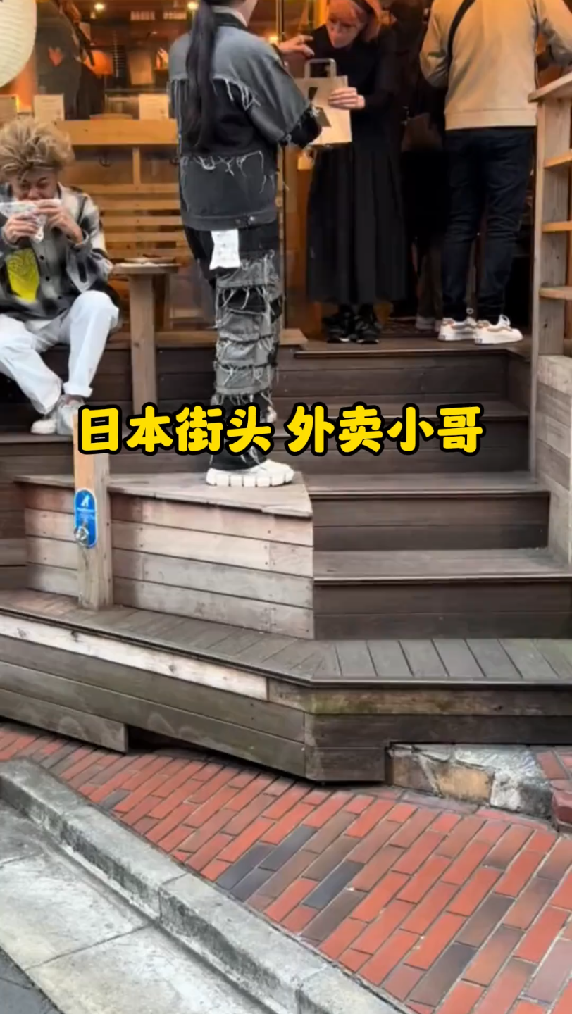 日本街头 拿外卖的小哥 表演舞蹈 #日本 #外卖小哥 #迈克尔杰克逊