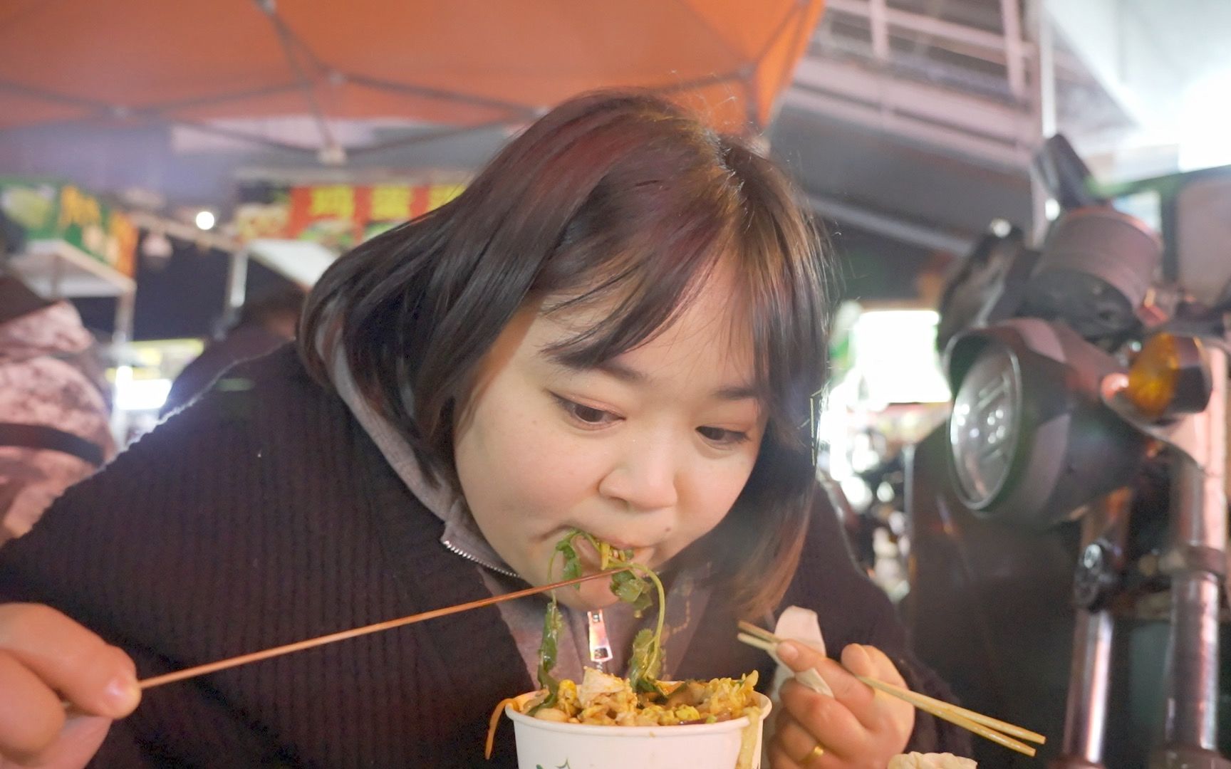 乌鲁木齐夜市更热闹了?整条街摆满各种美食,不到60块两人吃到饱哔哩哔哩bilibili