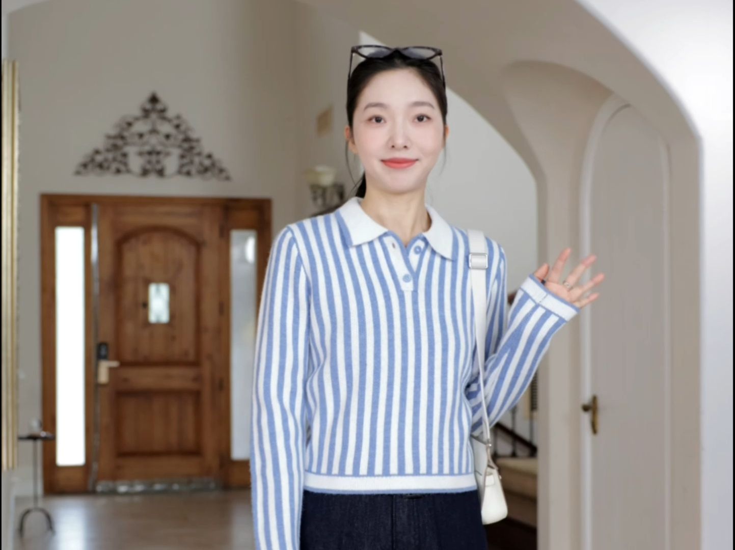 蓝白条纹毛衣很清爽的配色