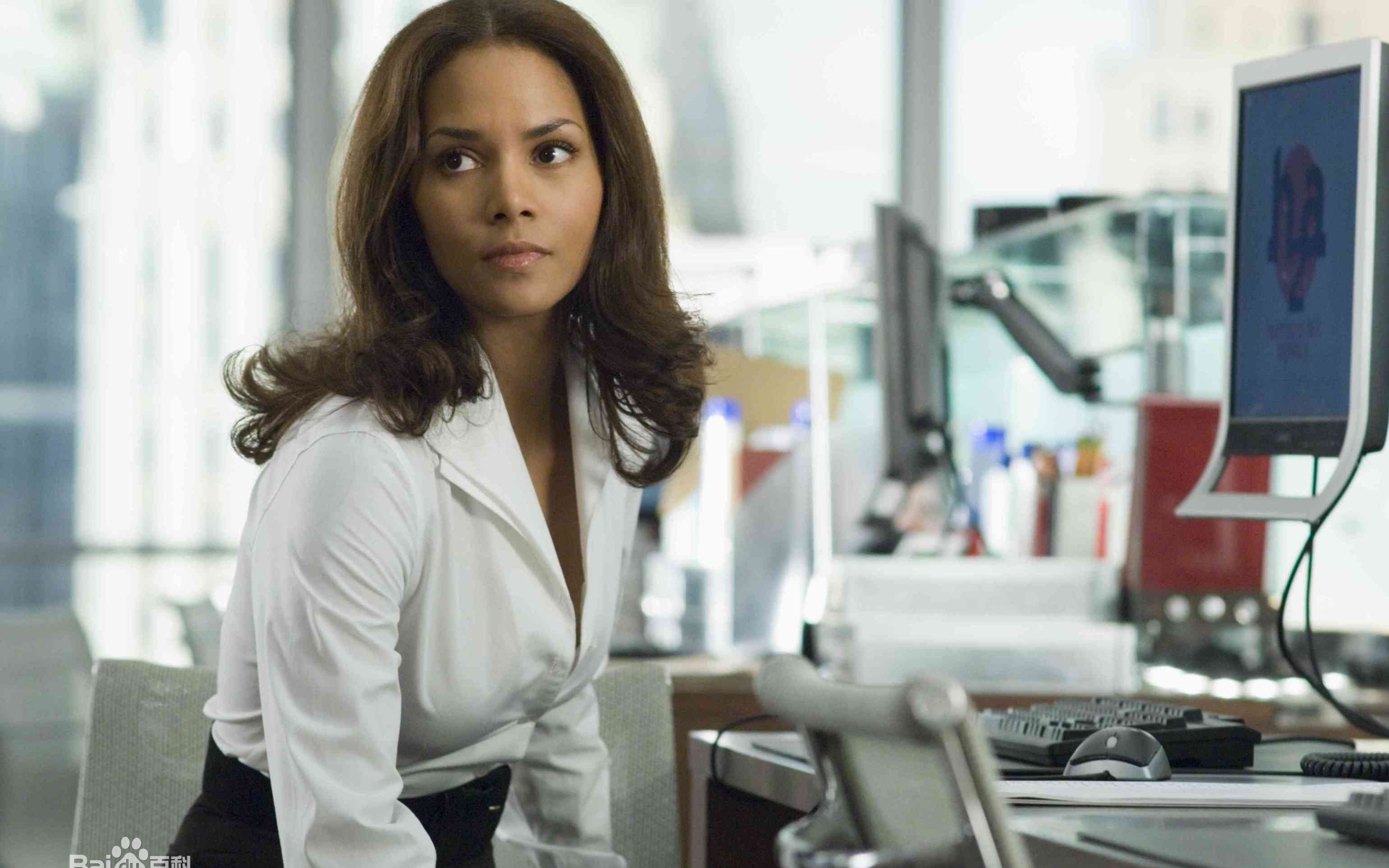 迅雷下载 年轻干练的萝温娜·普莱斯(哈莉·贝瑞饰)是《纽约快报》的