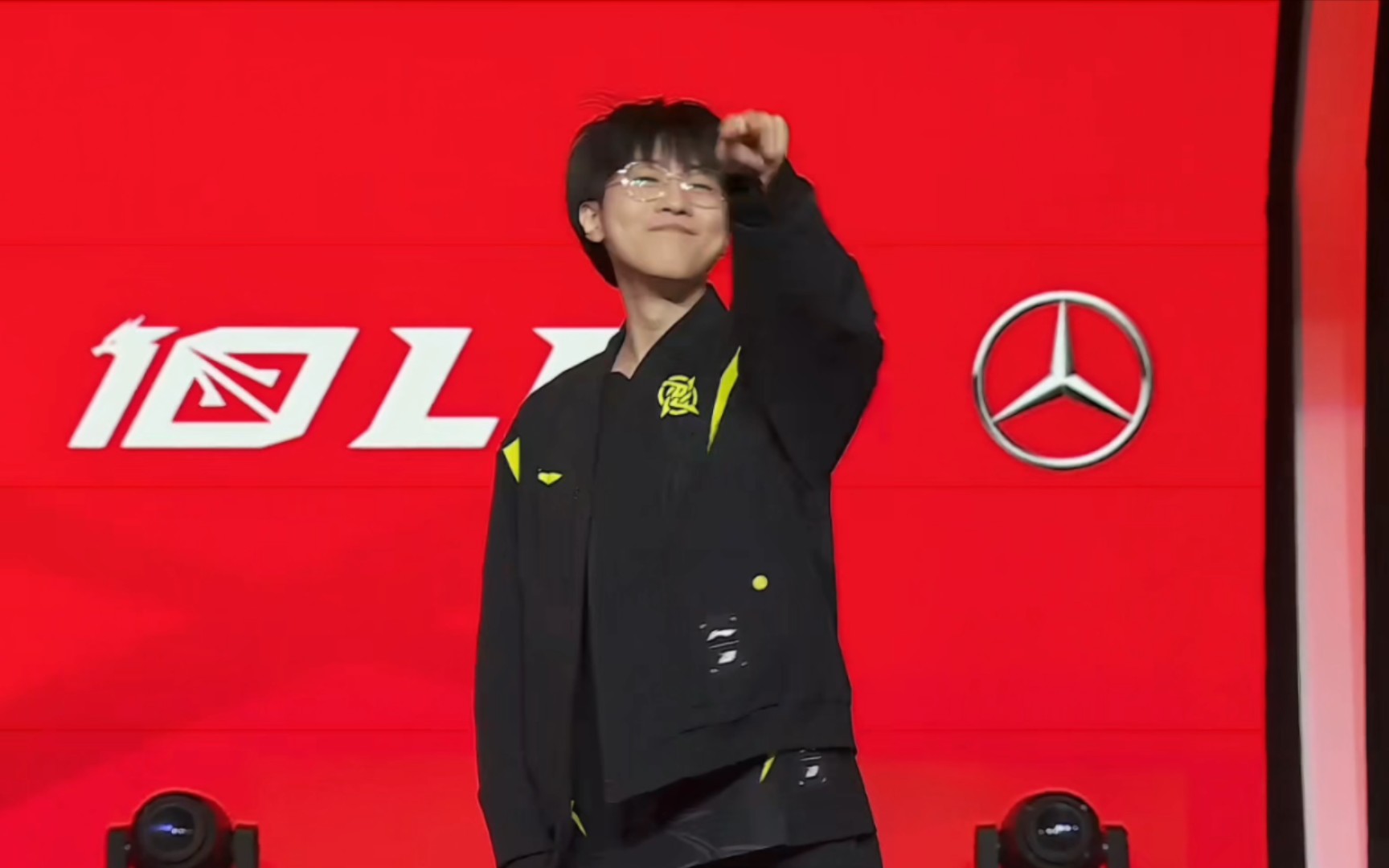 zhuo哥用眼神杀死你们