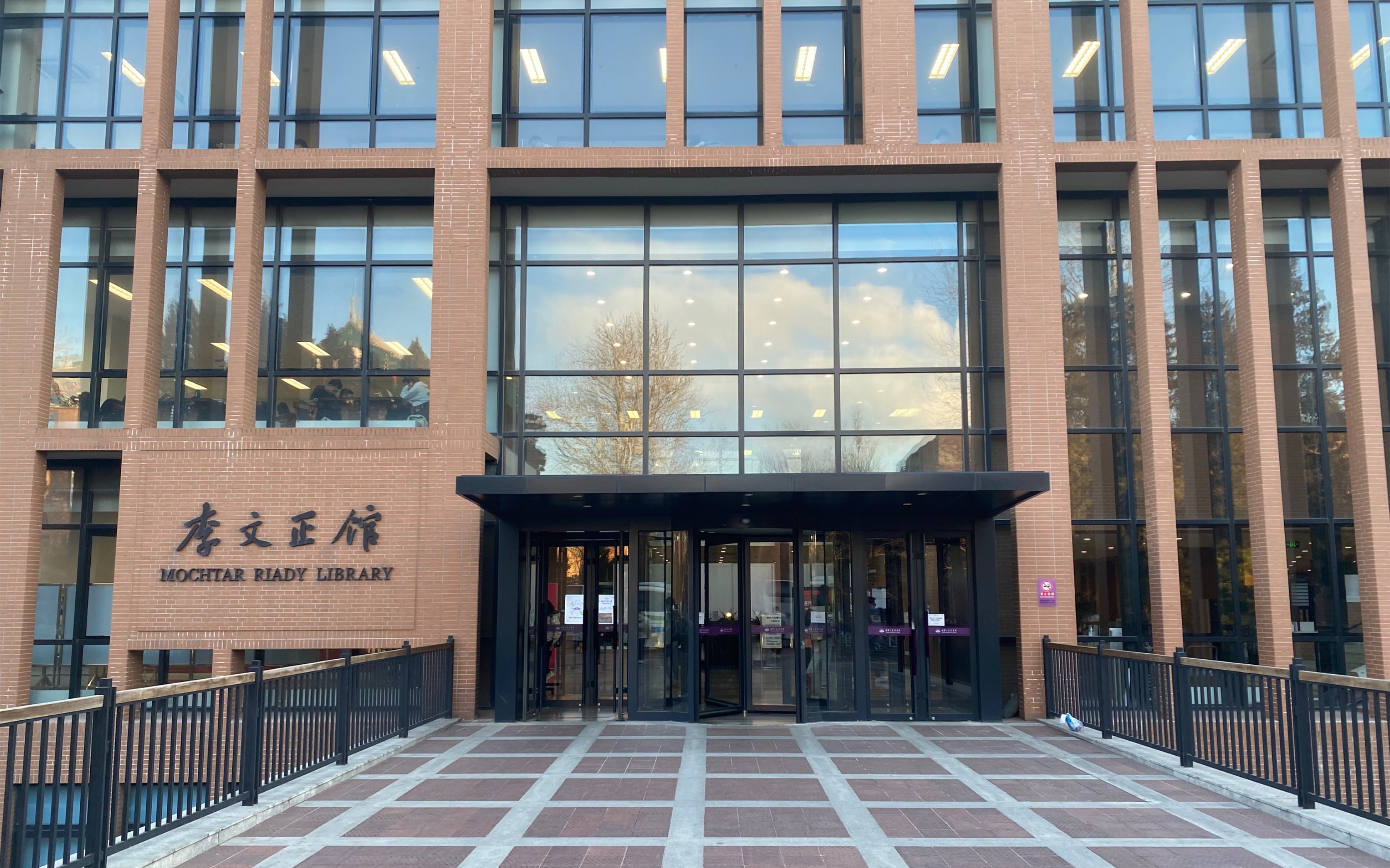 自行车的密布:清华李文正馆前的一幕