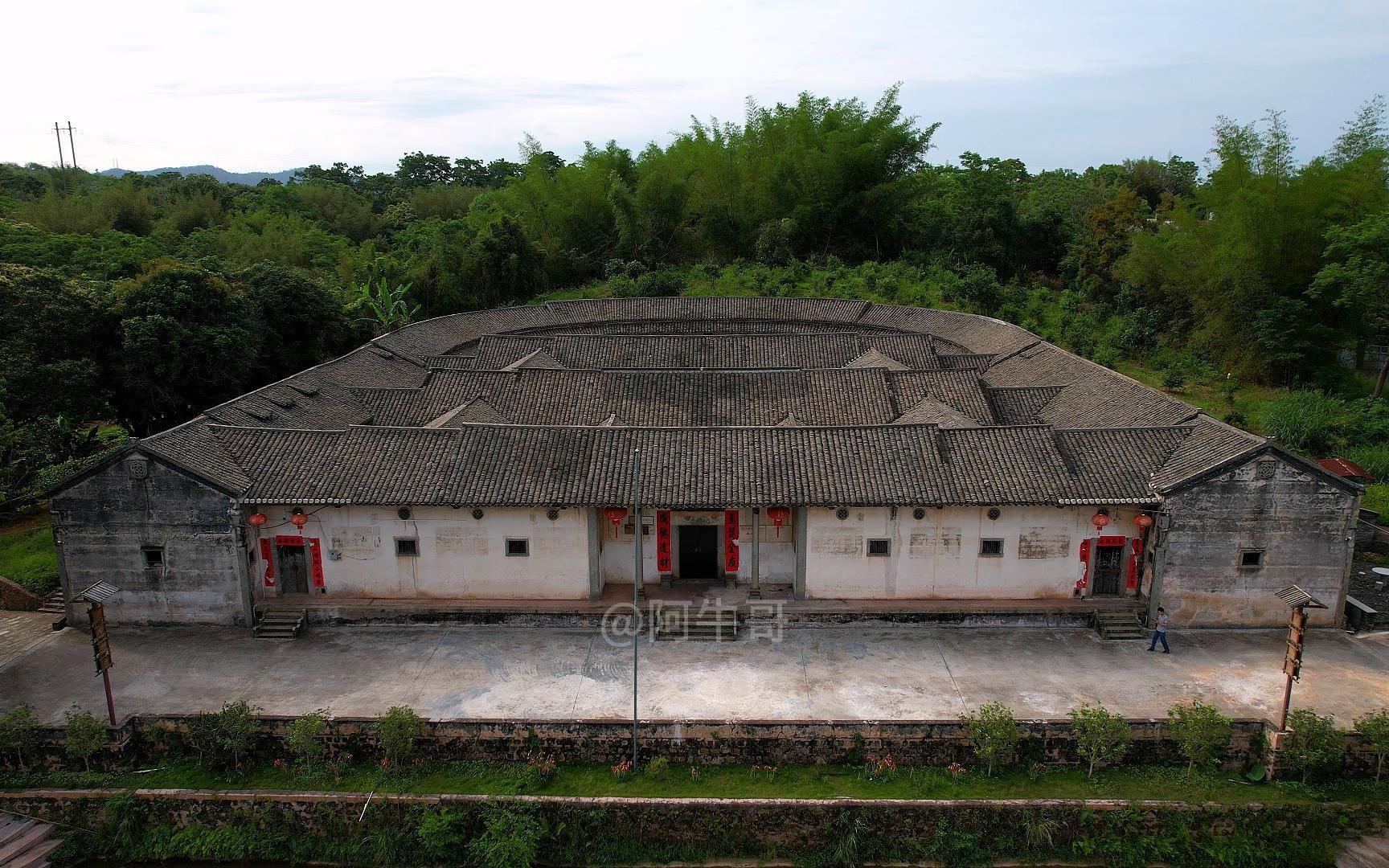 这是一座兴宁地区围龙屋中的精品,尊崇和蕴含了天圆地方之寓意!