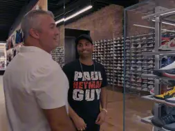 Tải video: 肖恩 麦克曼（Shane Mcmahon)的sneaker shopping