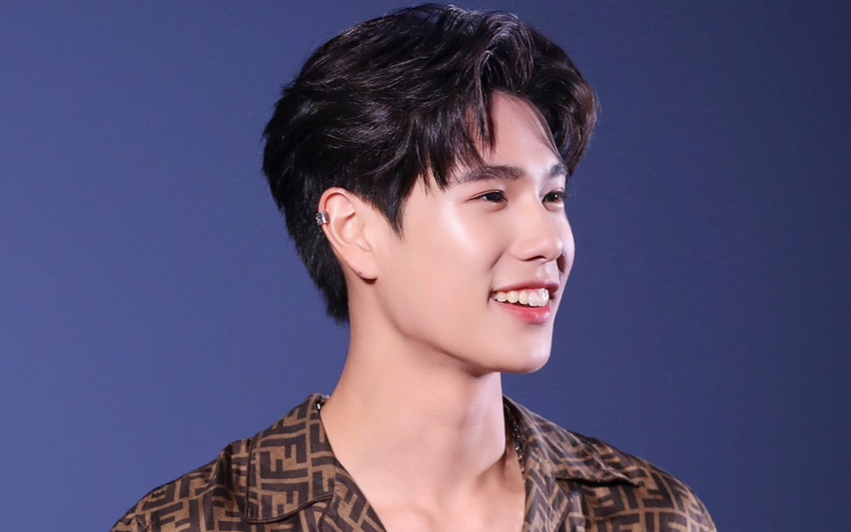 陈普明 ## 救命 他真的笑的好甜