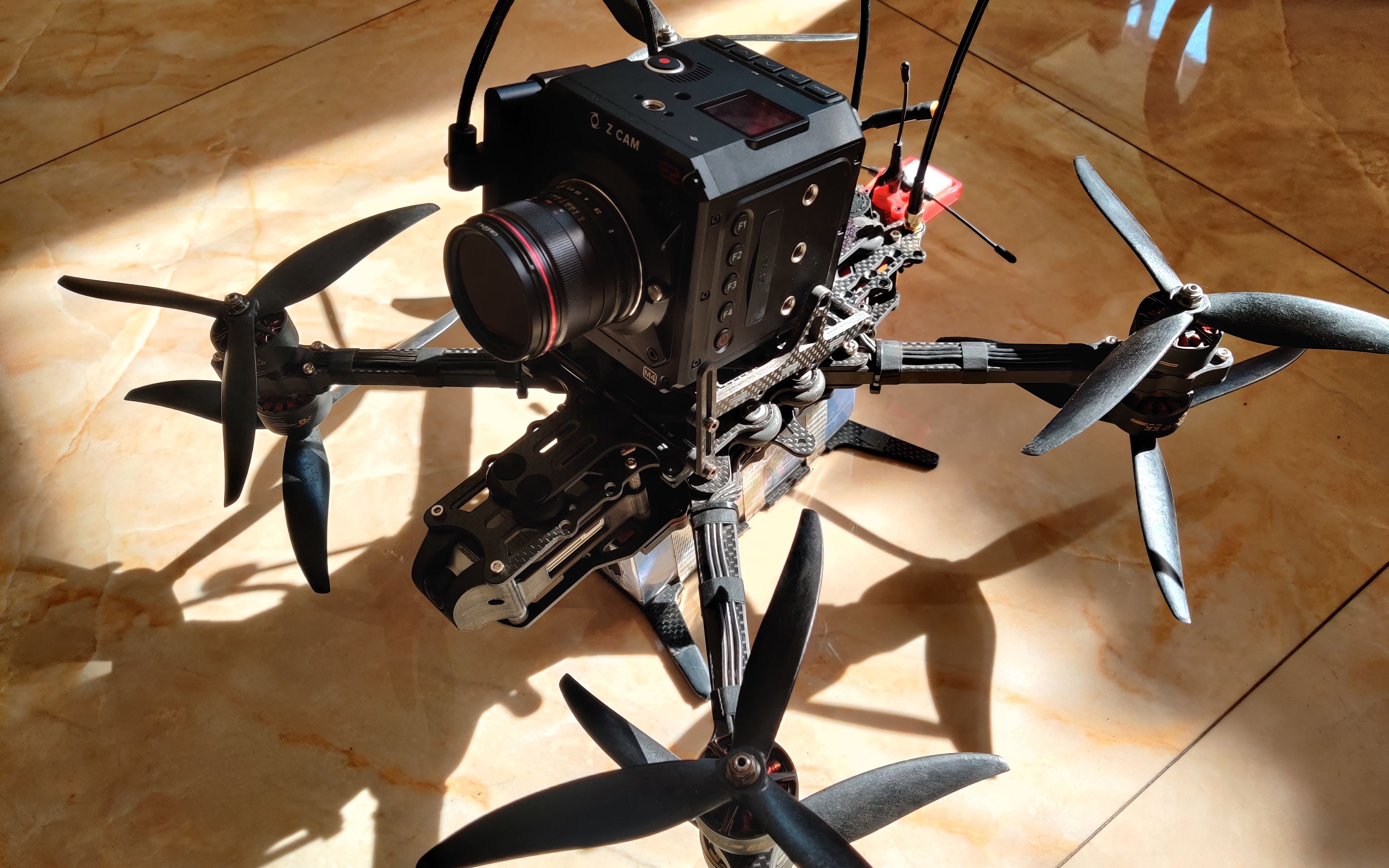 鲤鱼x8z8pro穿越机搭载zcam e2m4电影摄影机飞行测试实录 无增稳