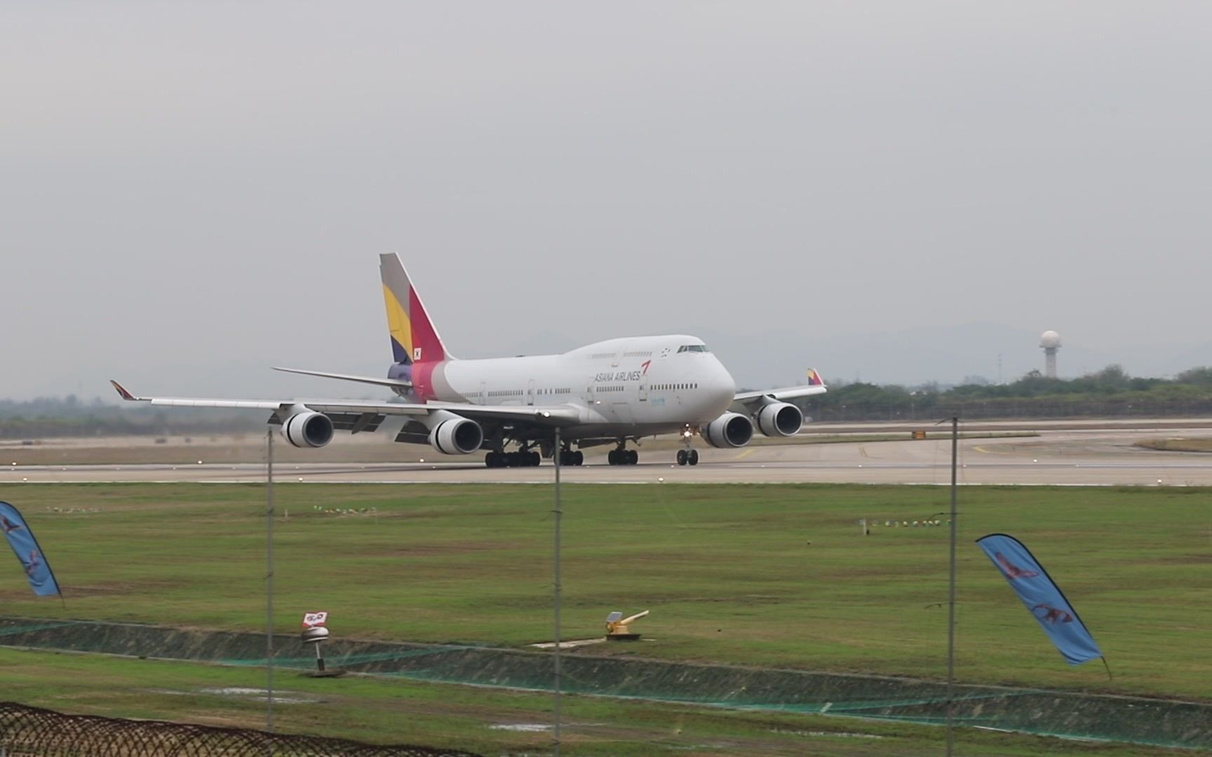 韩亚航空波音74748ehl7428执飞oz349航班降落南京禄口机场kstnkg