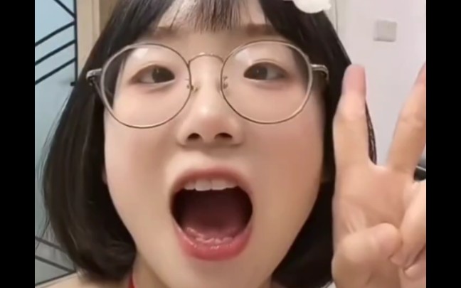 王胜利直播再现比耶张嘴逆天时刻