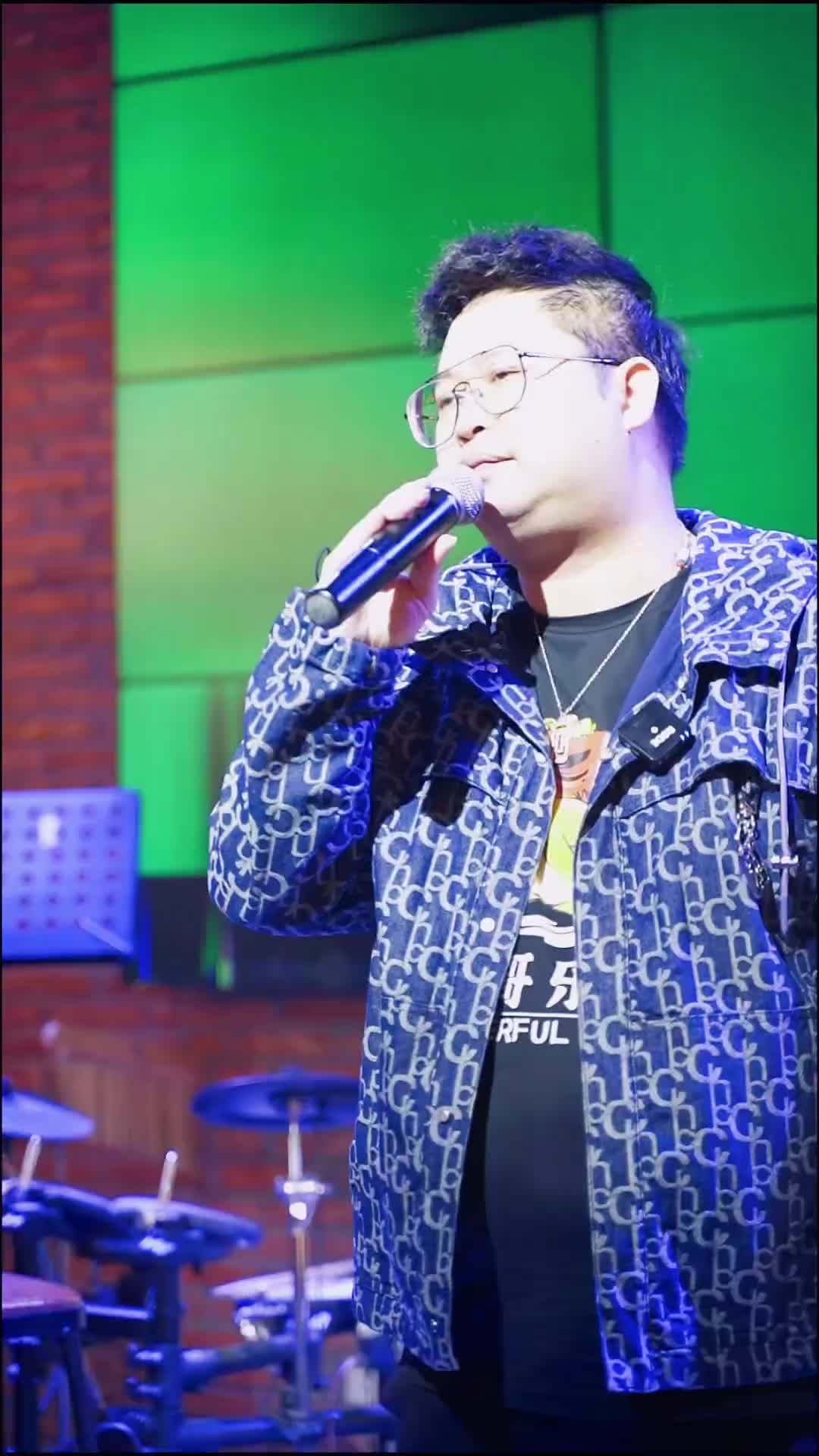 牛哥新歌白衣英雄准备全网上线敬请关注音乐真人真唱唱歌给你听唱