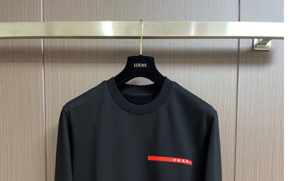 介绍一下原单prada普拉达2023早秋新款红标圆领卫衣