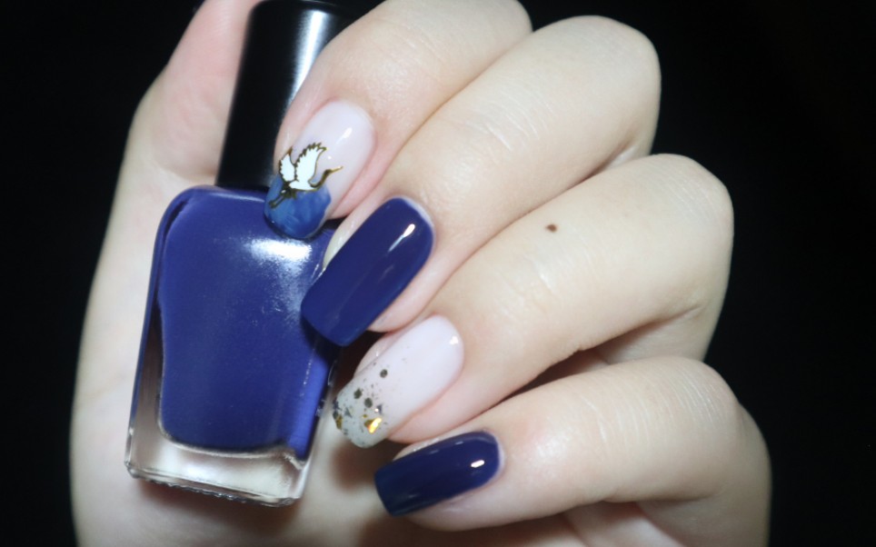 又要爱上蓝色了超好看的深蓝色指甲油试色