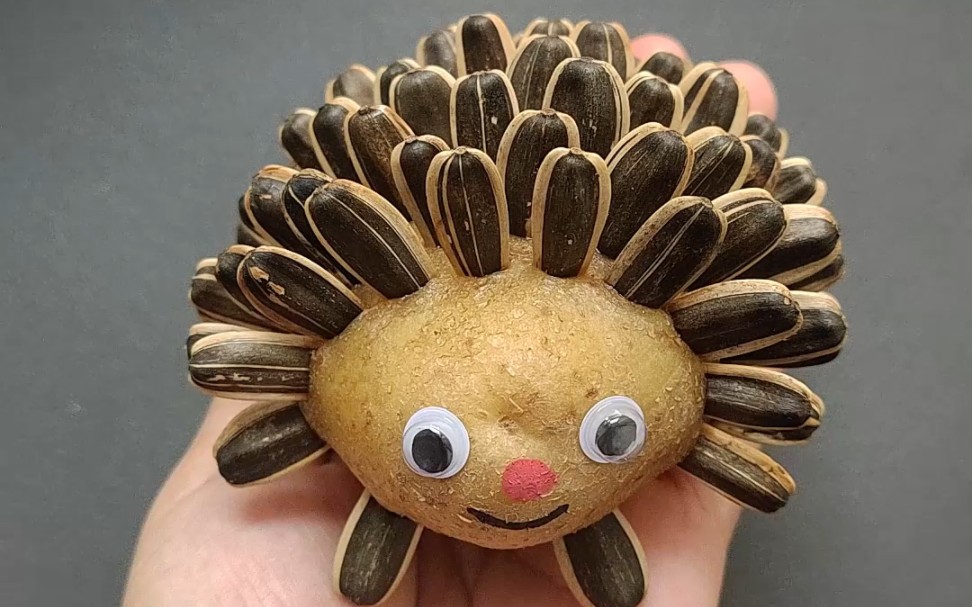 用家里的土豆和瓜子,和孩子一起做只小刺猬吧