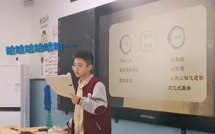 Скачать видео: 学生讲习题模仿起老师语气逗乐全班 网友：气质这块拿捏得妥妥的