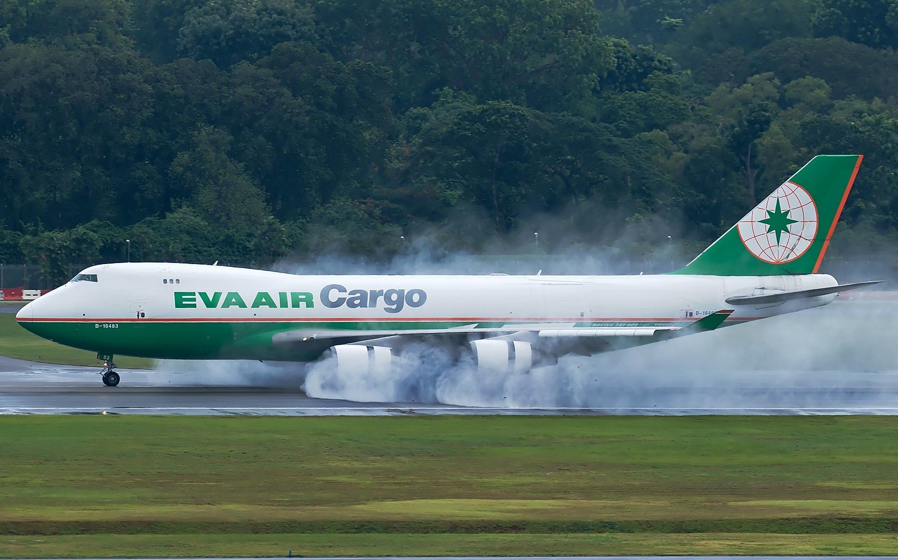 近距离拍摄客机雨天开启反推场景