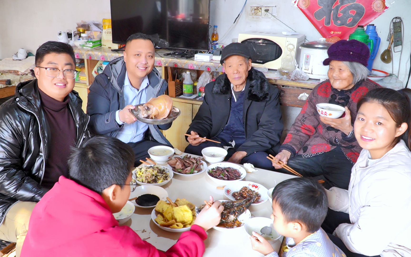 快过年了,回老家安装空调,大鹏帮忙装监控,午饭炖块肘子来庆祝哔哩哔哩bilibili