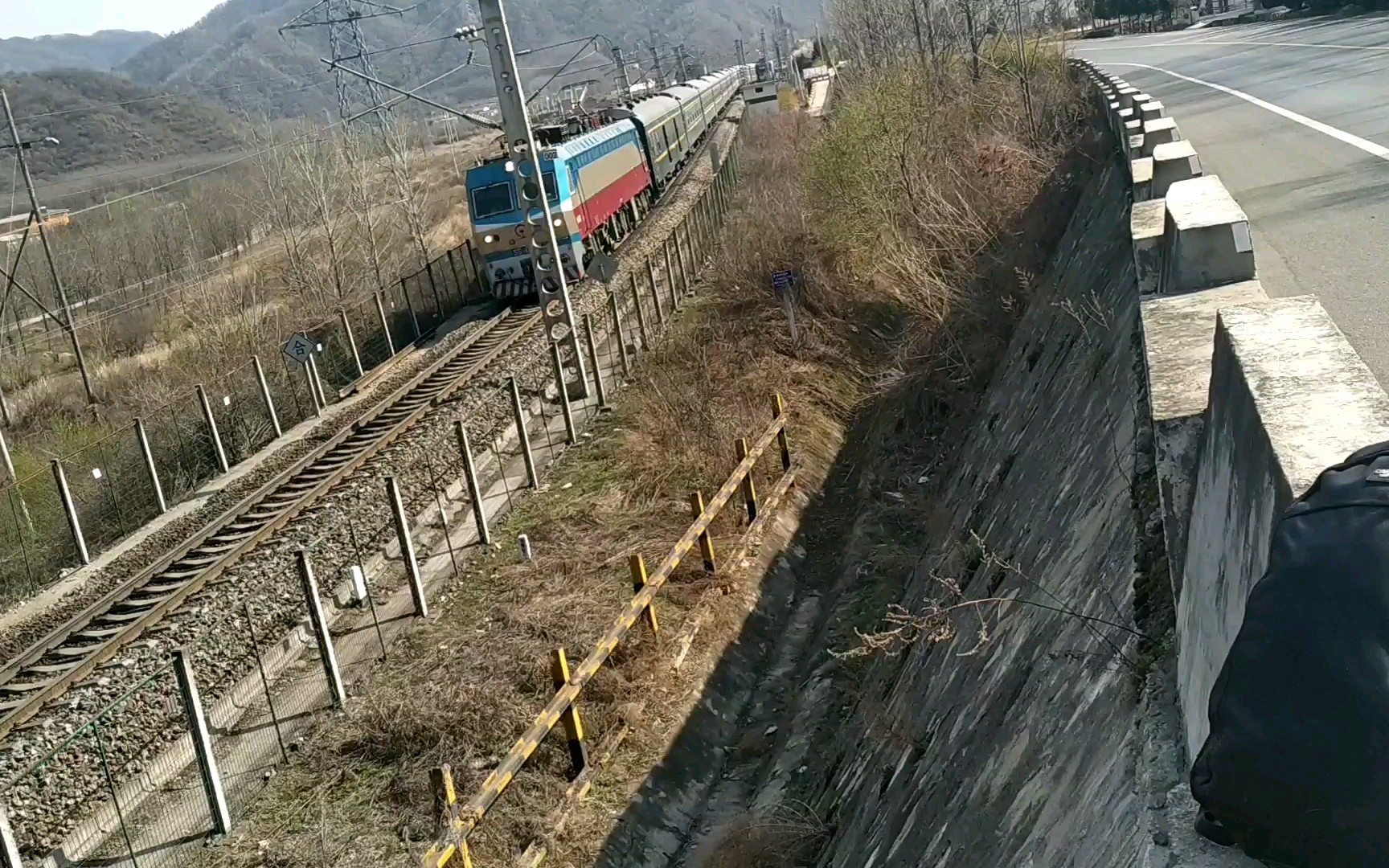 【天府之】成局王牌车天府之星T7在金刚牵引下翻过秦岭之后开往成都哔哩哔哩bilibili