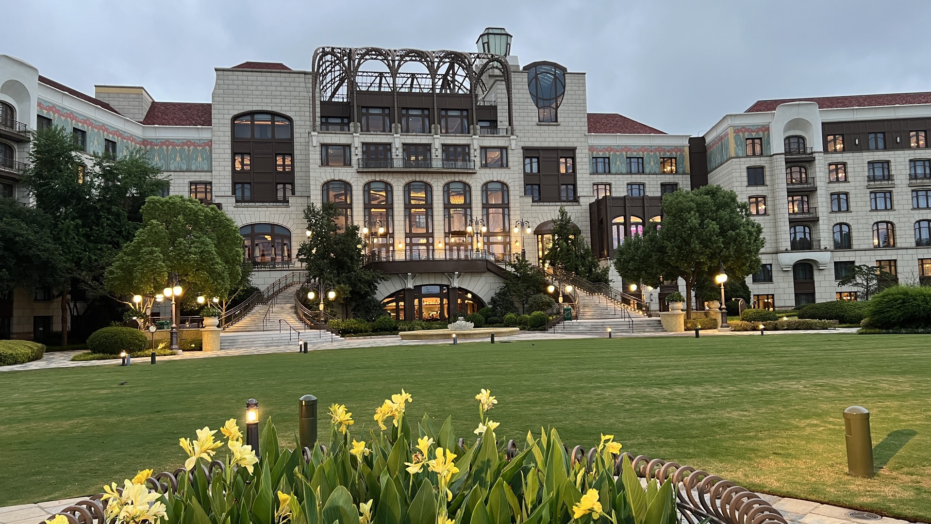 上海迪士尼乐园酒店大堂,花园及码头