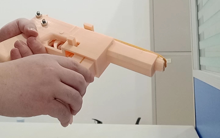 新6半自动抛壳皮筋枪,改良试验型,抛壳没问题了,离最终定型不远了.