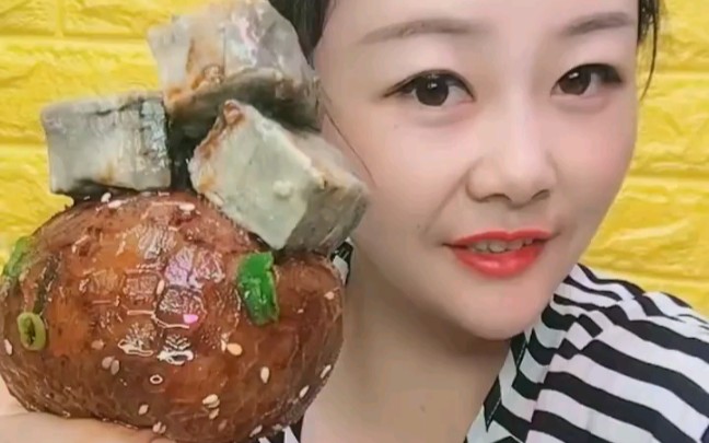  快手吃播> 这个肚包脑是什么神仙食物,新吃法有点秀啊!
