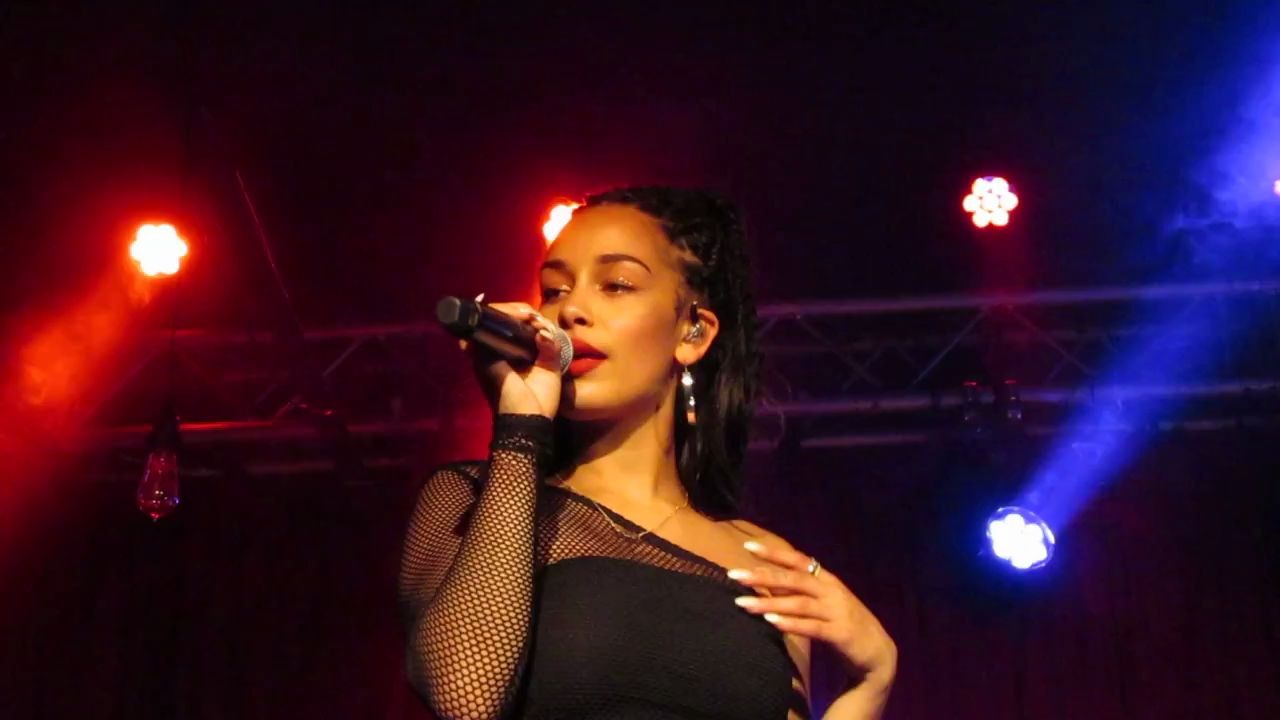 [图]【Jorja Smith】英伦女神巡演现场演唱热单《On My Mind》(Live in Boston)