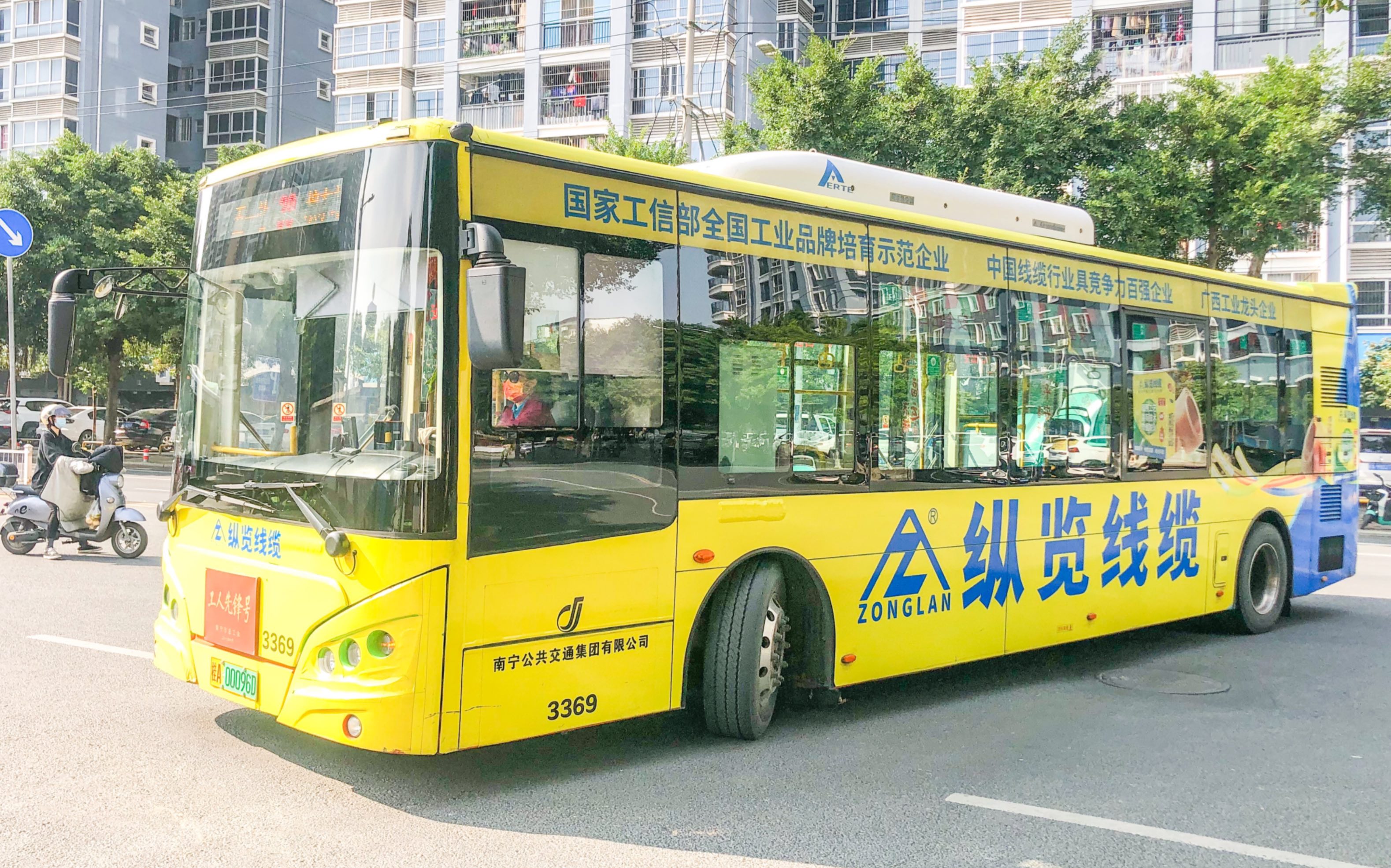 南宁新能源公交车图片图片
