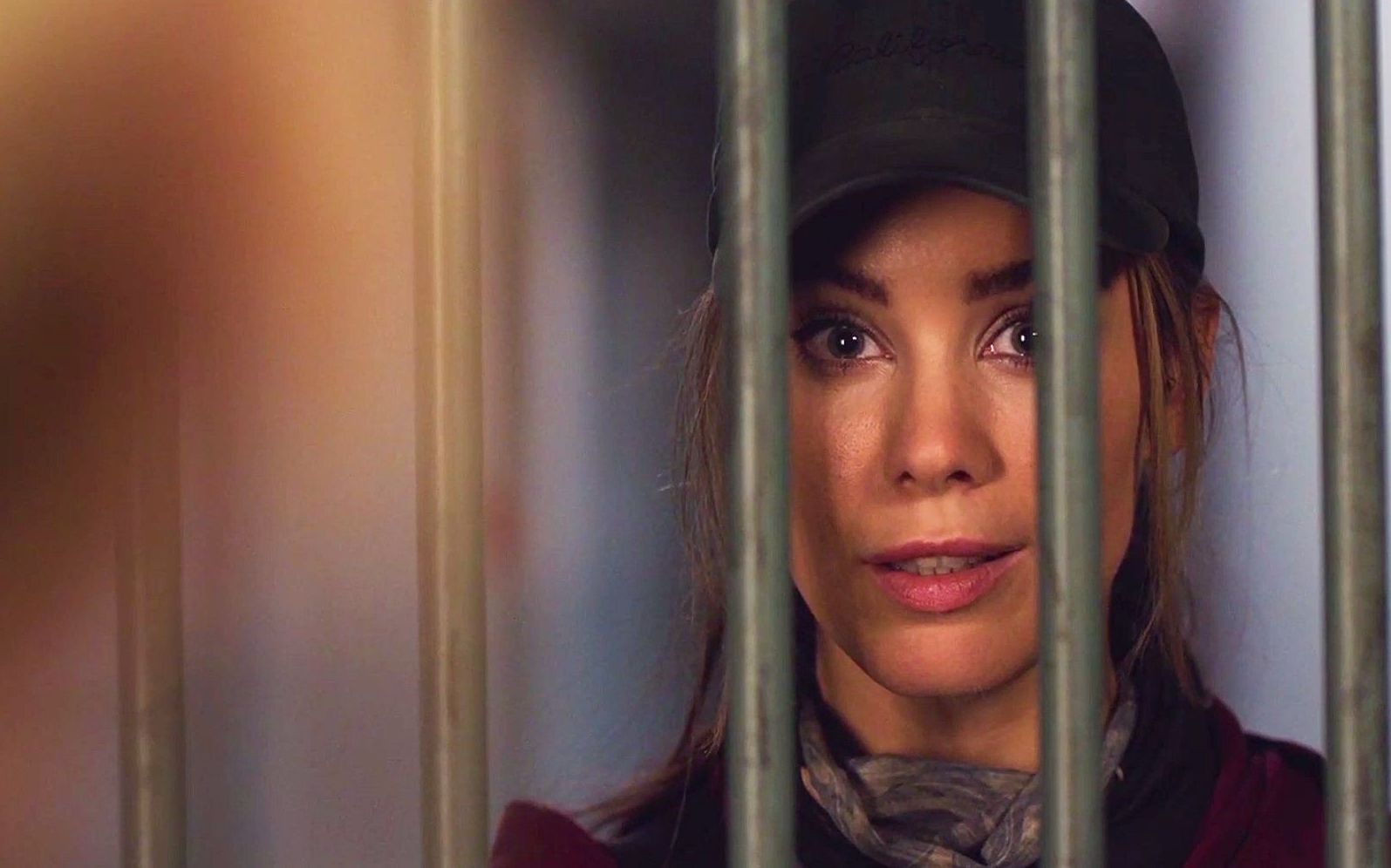 高智商女劫匪,在重重包围下,劫走银行30吨黄金《局内人2》