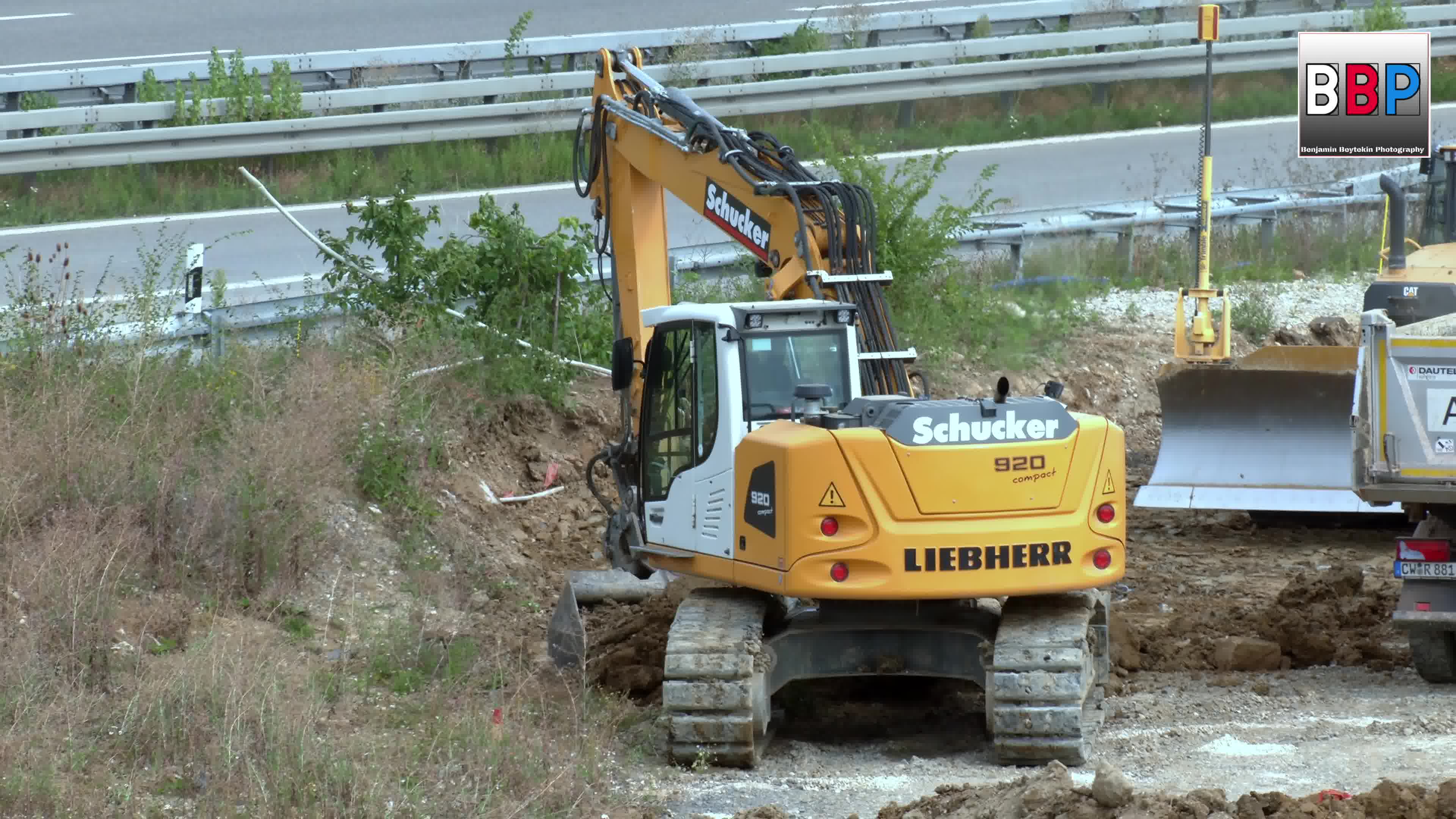 利勃海尔920挖掘机施工_哔哩哔哩_bilibili