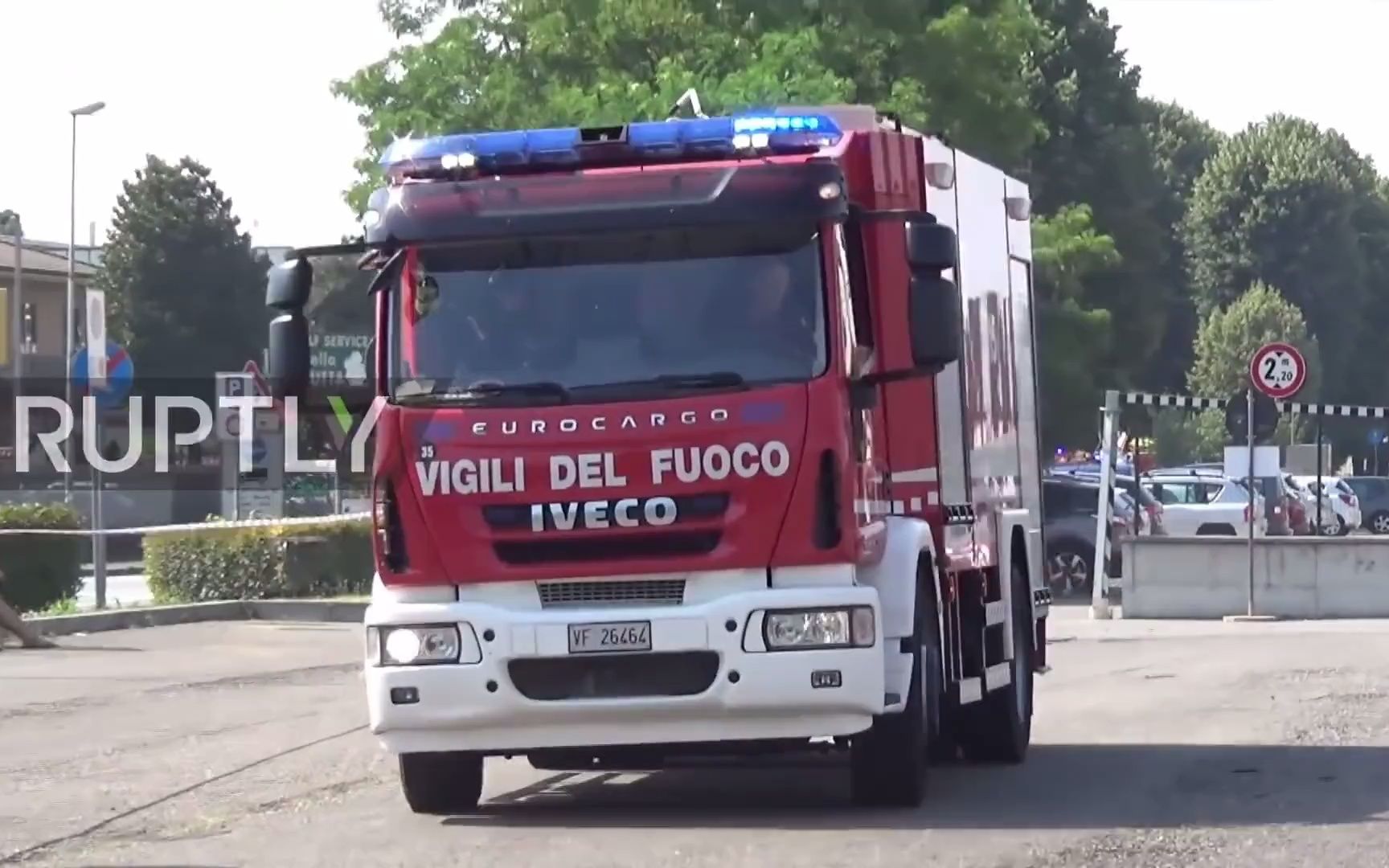 不同国家的消防车:意大利消防车意外翻车,中国消防车太霸气了!