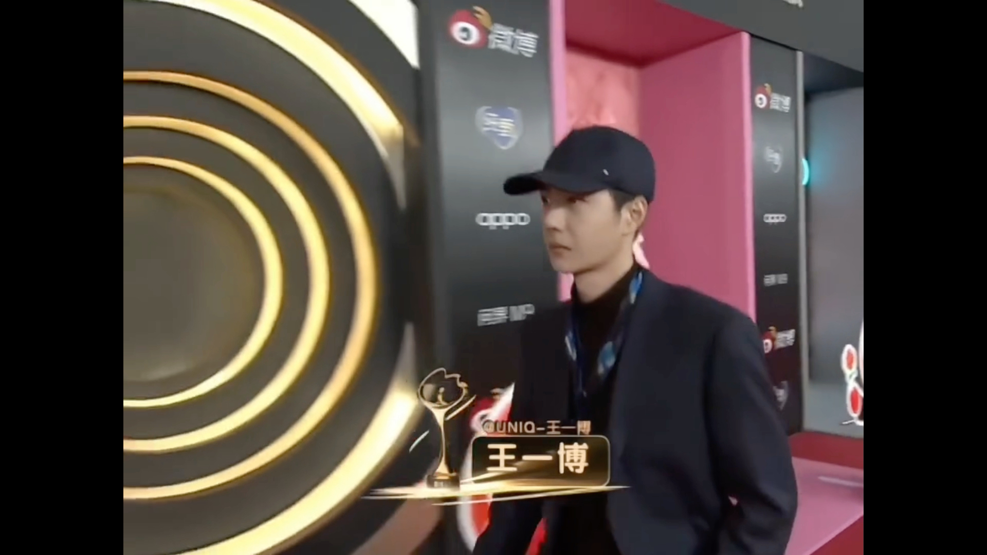 微博之夜红毯各角度各路人合集,今天王一博太帅了,小手一插,爱谁谁