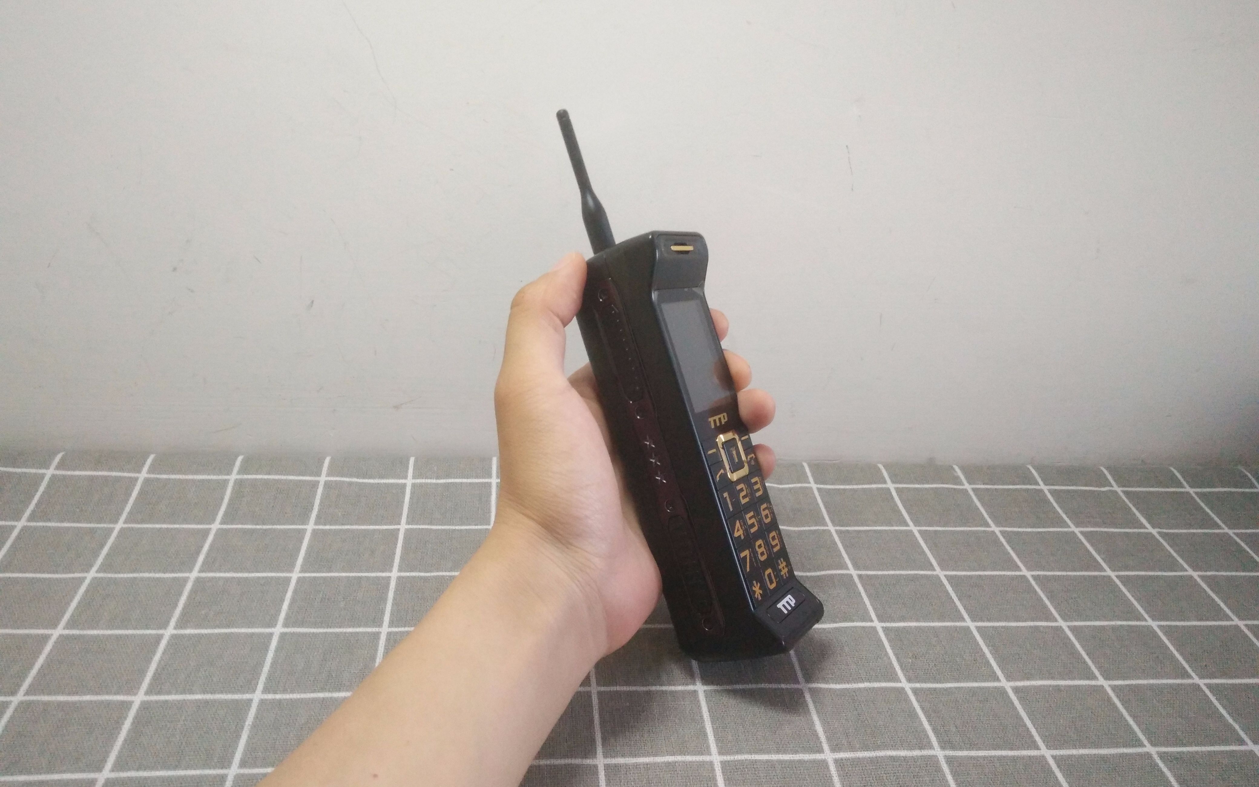 开箱能防身的大哥大手机这是20年前的款式啊