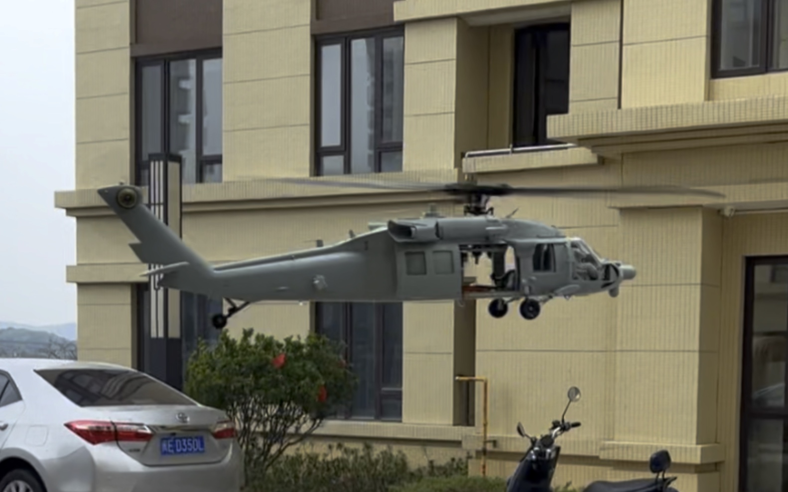 1/35黑鹰直升机静改动小区试飞