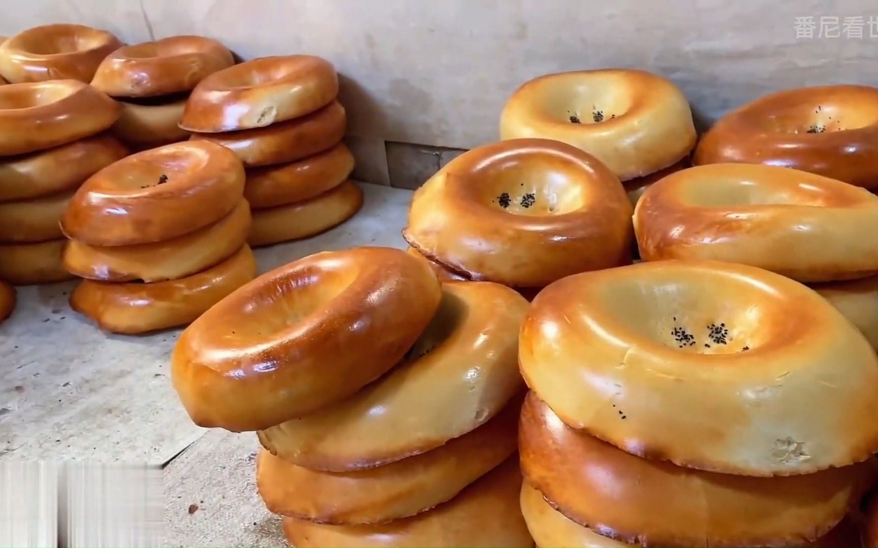 乌兹别克的传奇美食撒马尔罕面包,制作过程就像是耍杂技