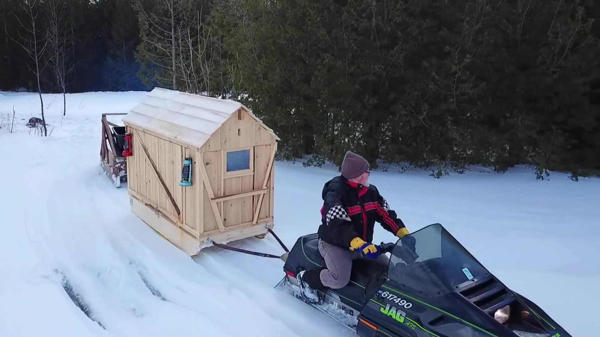 [图]精致小木屋，雪地温馨生存