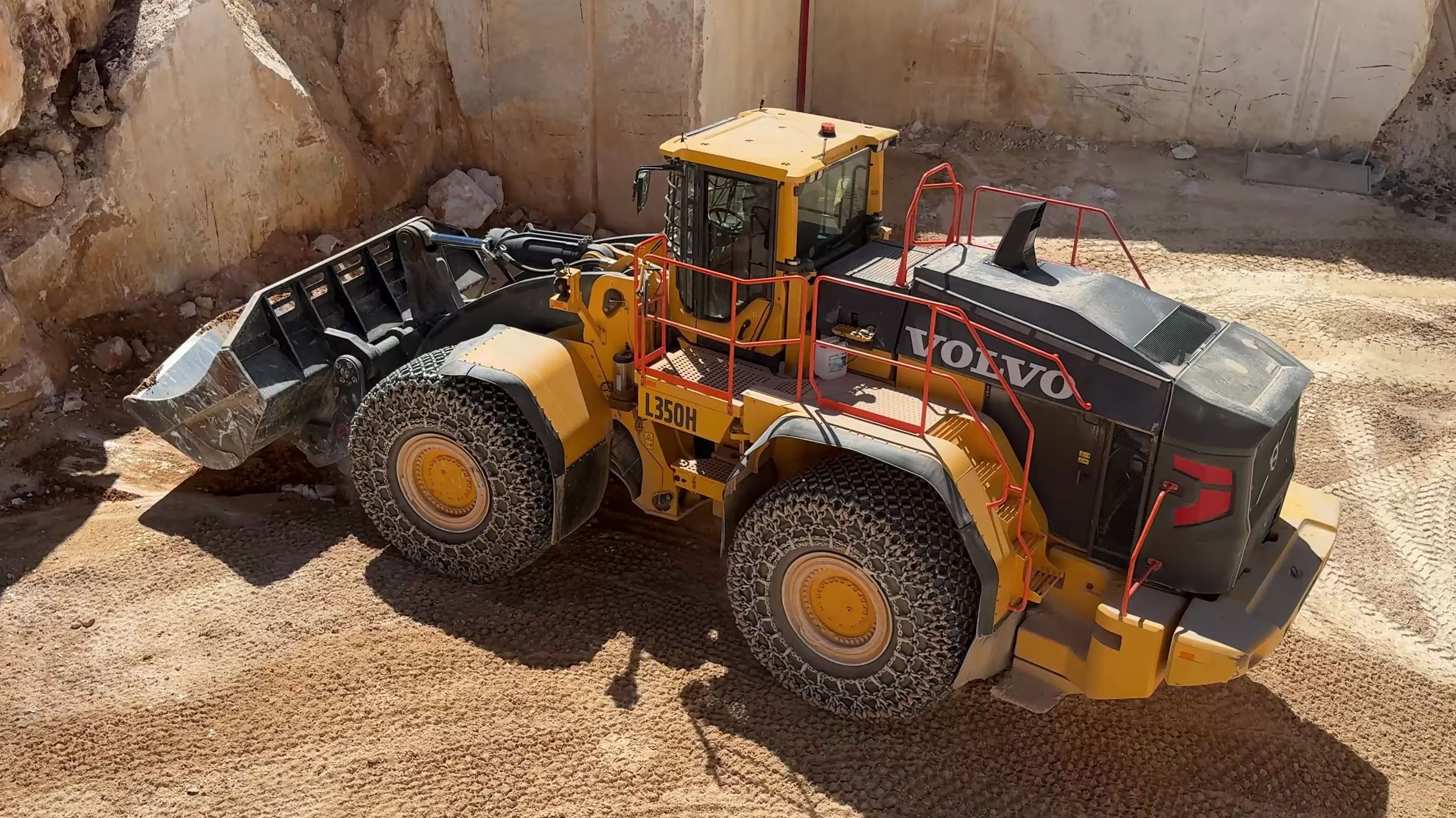 沃尔沃l350h装载机大理石场作业