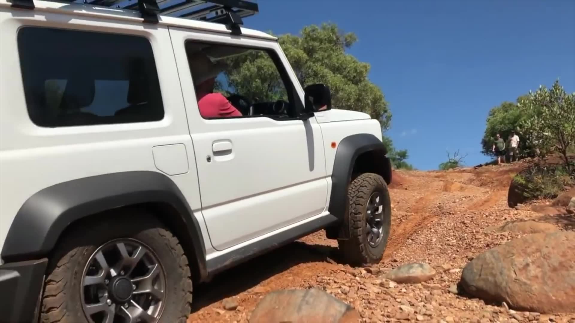 右舵美女驾驶at胎铃木新吉姆尼跋山涉水