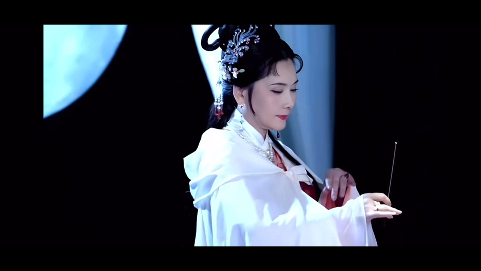 "金鸡影后"何赛飞 越剧"貂蝉拜月"1