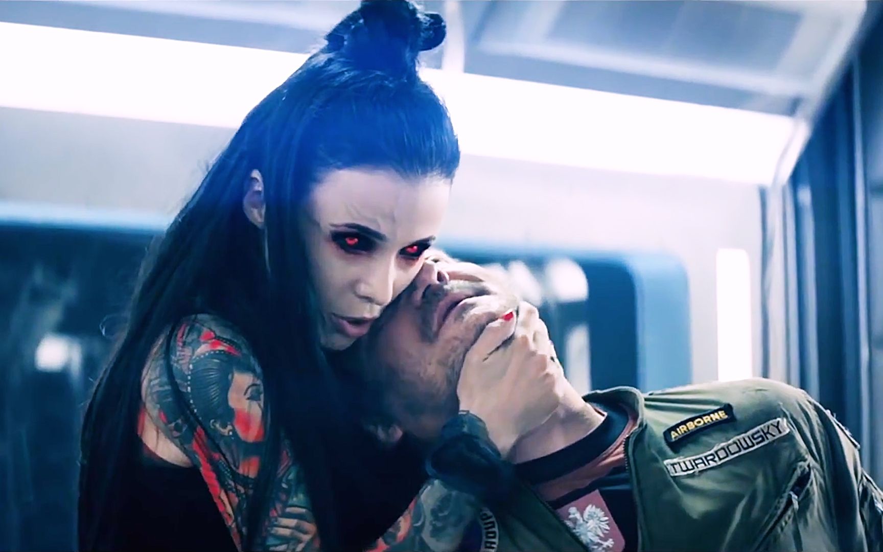 波兰科幻惊悚电影《月球追捕》,为了躲避撒旦的追捕,这个男人竟然躲到