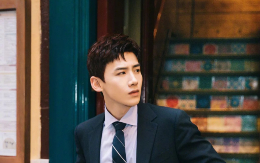 白敬亭2019温布尔登网球赛西装白路透视频来源见简介